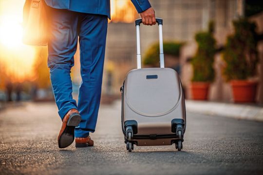 Raus aus Deutschland? Aufgrund der hohen Energiepreise befürchtet der Mittelstand, dass immer mehr Konzerne ins Ausland abwandern könnten.(Bild:  Sanja_85 - stock.adobe.com)