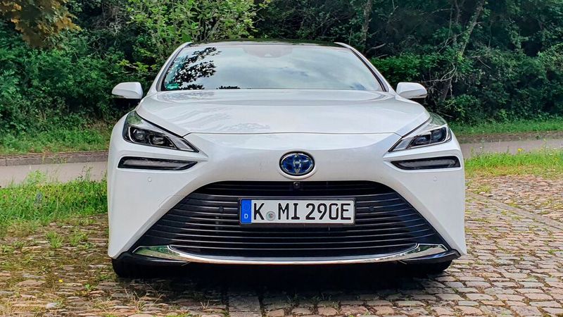 Der Toyota Mirai könnte in puncto Design durchaus auch ein Lexus sein. (Bild: Mauritz/»kfz-betrieb«)