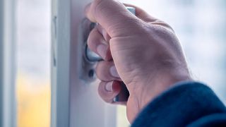 Die Bau-BG sorgt dafür, dass man in der Pandemie nicht „über den Daumen gepeilt“ lüften muss, sondern anhand klar vorgegebener Lüftungsintervalle. (Bau BG)