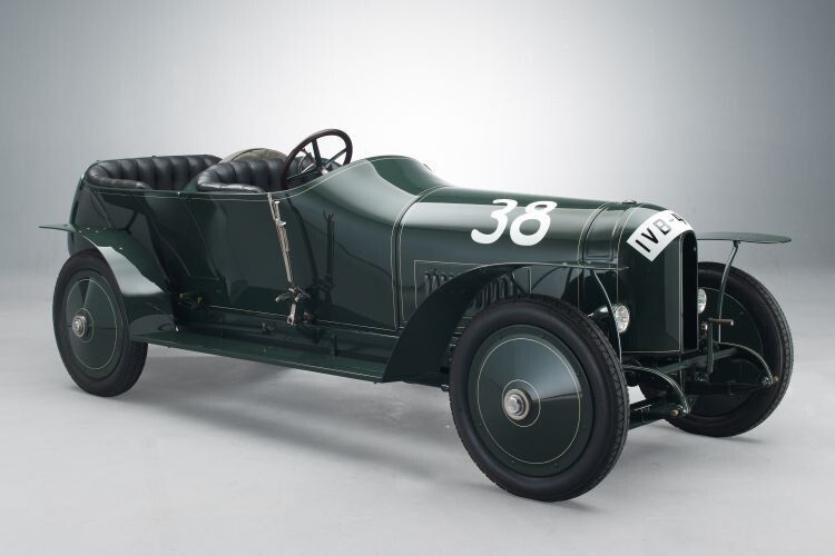 Der „Prinz-Heinrich-Wagen“ ist eines von weltweit nur zwei Fahrzeugen, welche die mehr als 100 Jahre seit ihrem ersten Renneinsatz originalgetreu überlebt haben. Der kürzlich restaurierte Benz Spezial-Tourenwagen mit der Rennnummer 38 wird von vielen Automobilhistorikern als der erste echte Sportwagen erachtet. (Foto: Daimler)