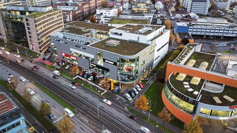 Auch aus der Vogelperspektive beeindruckend: die Von-der-Weppen-Zentrale an der Heilbronner Straße in Stuttgart(Bild:  Autohaus von der Weppen)