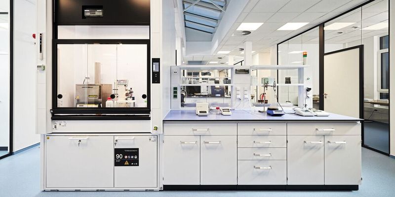 Abb. 1: Effizient geplant: Raumlufttechnik, Einrichtungs- und Betriebskonzepte greifen im modernen Labor nahtlos ineinander(Bild:  all rights reserved)