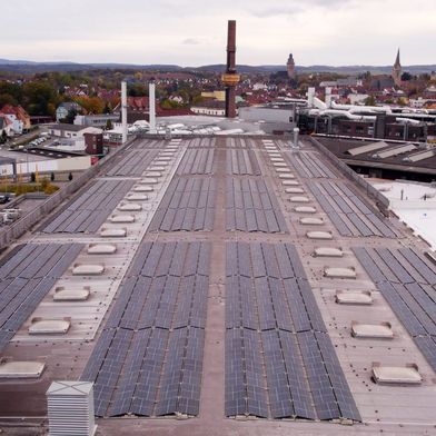 Photovoltaikanlagen im Continental-Reifenwerk in Korbach: Ein neuer Windpark liefert bald zusätzliche Energie für das Werk. (Bild: Continental)