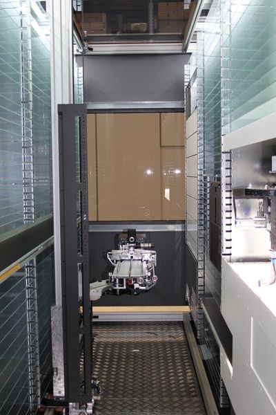 Blick in die Fahrgasse des Regalbediengeräts eines Apotheken- Automatisierungssystems Rowa-Vmax; das Regalbediengerät trägt den Greifer und ist für das vollautomatische Auslagern/Kommissionieren der unterschiedlichsten Medikamente- Packungen zuständig. (Bild: Schaeffler)