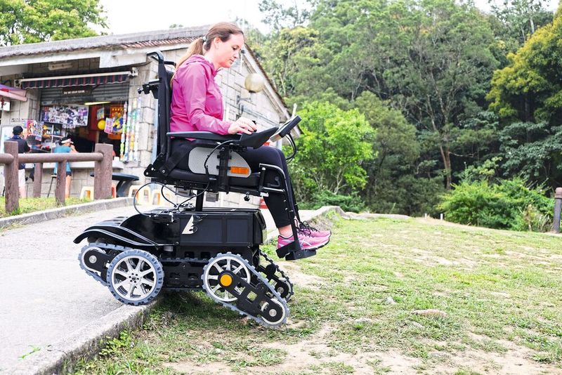 Der Elektrorollstuhl B-Free Ranger: überwindet Hindernisse wie Bordsteinkanten oder Treppen kinderleicht und absolut sicher.  (Bild: Help-24.at)