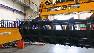 Die Firmengruppe Haslinger produziert Automatikkrane, die tonnenschweres Schüttgut von A nach B bringen. (Bild: Igus GmbH)