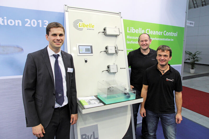 Daniel Decker (links) von BVL diskutierte mit Thomas Jörger und Alex Huber von Fischer Rohrtechnik auf der Parts2Clean über weitere Einsatzmöglichkeiten der Libelle Cleaner Control. (BVL)