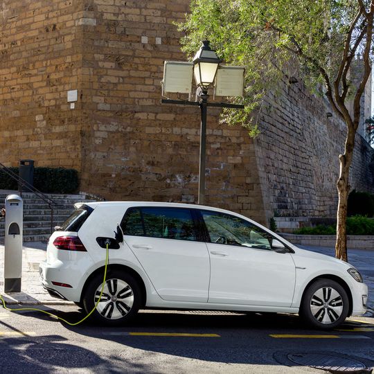 Der VW E-Golf erfreut sich trotz seines Alters einer stabilen Nachfrage.(Bild:  VW)