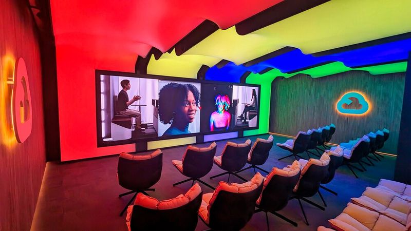 Kino im Cloud Space: Mit den typisch leuchtenden Googlefarben, über eine große Leinwand mit Touchfunktion und bequemen Sesseln werden auch Präsentationen lebendig. (©Google Cloud Space München)