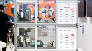 Auf der SPS zeigte das Forschungsprojekt Antrieb 4.0 erstmals am Beispiel der „Ganzheitlichen energieeffizienten Auslegung von Antriebslösungen“ und dem „Digitalisierten Asset Management“, wie multilaterales Datenteilen in Echtzeit funktioniert. (Bild: ZVEI)