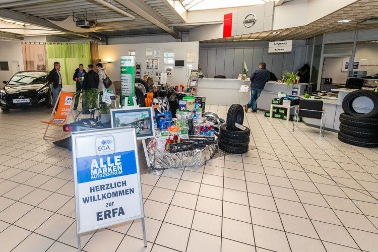 Bei einem Händlertreffen im Autohaus Wilke präsentierte die EGA jetzt erstmals die neue Kennzeichnung „Alle Marken Autozentrum“ in Form eines praktischen Anwendungsbeispiels. (Foto: EGA)