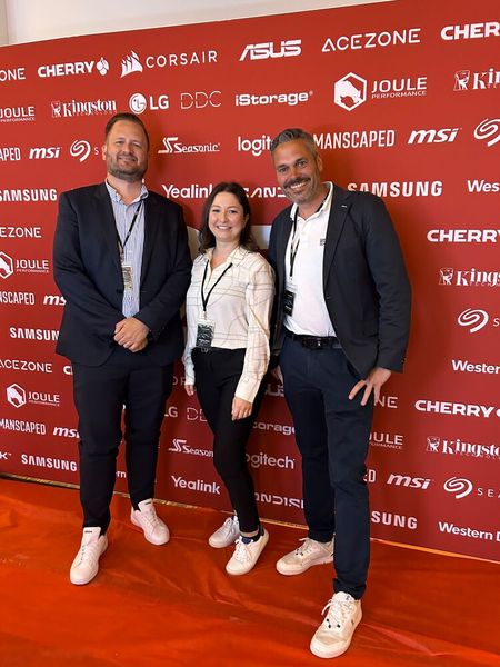 Mihriban Dincel (IT-BUSINESS) mit Stefan Ebnöther und Christian Bedel (r., Littlebit). (Bild: Vogel IT-Medien GmbH)