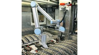 Anstatt des üblichen Robotergreifarmes wurde in dieser Anwendung ein Winkelschrauber montiert, der die Schrauben für die zu montierenden Wendeschneidplatten löst und festzieht.  (NSI)