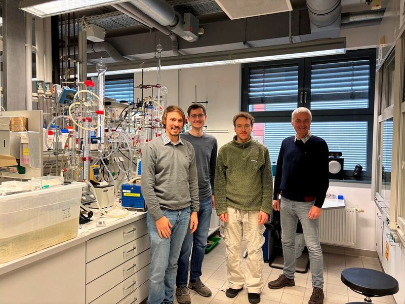 Projekttreffen im Labor von Likat, wobei es um die Gewinnung von Wasserstoff aus Ameisensäure ging. Von links: Dr.-Ing. Florian Kohler, Dr. Hendrik Kempf und Alexander Heidenreich (alle Oxfa GmbH), und Dr. Henrik Junge. (Bild: Oxfa / Kohler)