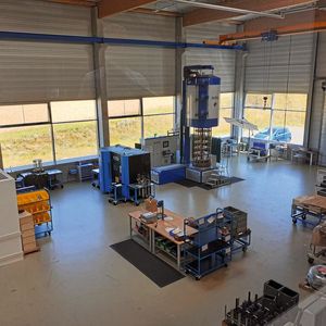 Die beiden Hartstoffbeschichtungsanlagen. Erst in diesem Jahr wurde die neue PVD-Anlage installiert.(Bild:  Finus/VCG)