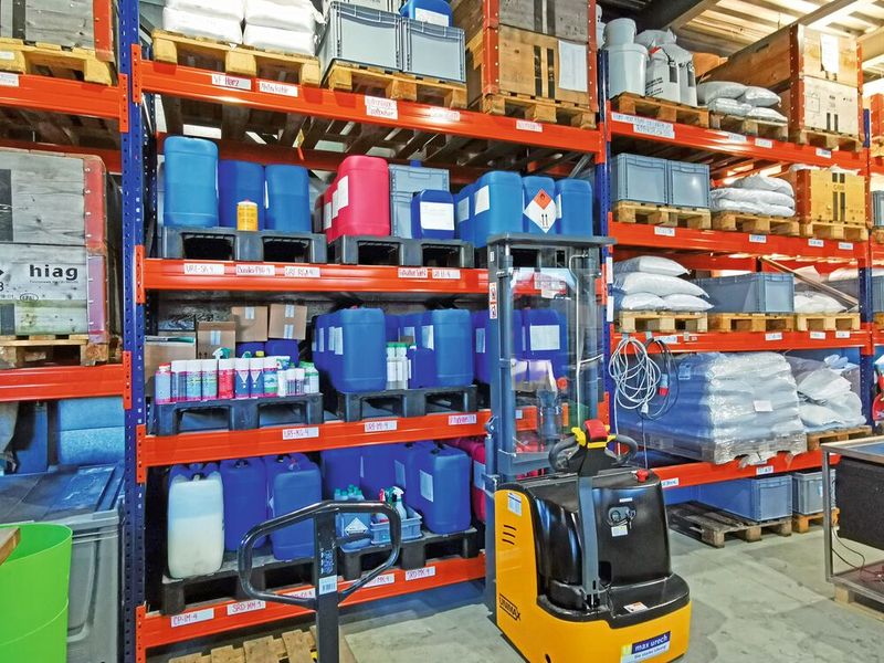 Umfassende Lagerhaltung an Reinigungsmitteln und sonstigen Prozesschemikalien. (Bild: Vollrath)