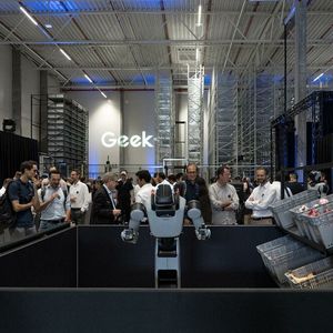 Testfeld für Lagerautomatisierung: Geekplus will Kunden in Düsseldorf ermöglichen, Systeme vom mobilen Transportroboter bis zur automatisierten Kommissionierstation vor einem möglichen Einsatz zu erproben.(Bild:  Geekplus)
