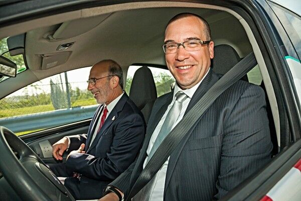 Alcoa-Kanada-President Martin Brière am Steuer des Versuchsfahrzeugs mit Aluminium-Luft-Batterie (Phinergy, Alcoa)