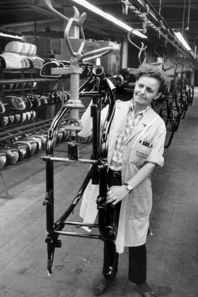 Nach Kriegsende wird das Werk wie andere Fabriken auch von den Alliierten demontiert. Doch bereits im Mai 1945 produzieren etwa 100 Mitarbeiter Gebrauchsgüter für den täglichen Bedarf. Nach dem Start der Währungsreform stellten die Berliner Werkzeuge für die BMW AG in München her. Im Jahre 1949 läuft die Fertigung von Motorradteilen für das Münchener Stammhaus an – ein erster Schritt zur allmählichen Verlagerung der Motorradproduktion von der Isar an die Spree.  (Bild: BMW AG)