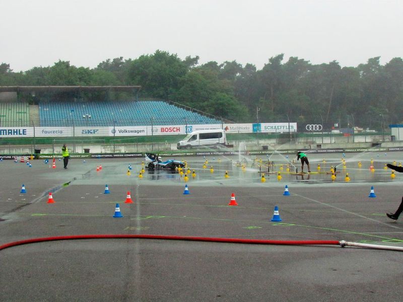 In dieser Wettbewerbsklasse galt es auch den Boliden auf nasser Rennstrecke unter Beweis zu stellen. (S. Häuslein/konstruktionspraxis)