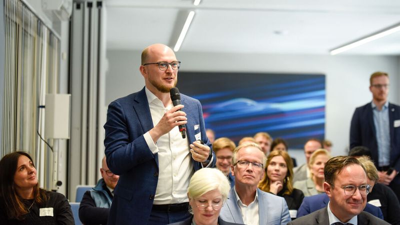 Rund 70 Teilnehmer zählte der Automobildialog, der sich diesmal um den Einsatz von alternativen Kraftstoffen für den Straßenverkehr drehte. (Bild: ZDK)