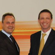 Rainer Dörr (links), McLaren-Handelspartner in Frankfurt, und McLaren-Regionaldirektor Christian Marti präsentierten den MP4-12C in Frankfurt. (Archiv: Vogel Business Media)