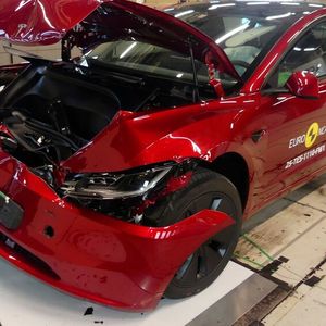 Bei den großen Familienautos setzte sich der Tesla Model 3 an die Spitze.(Bild:  Euro NCAP)