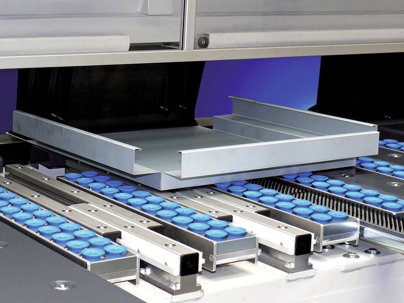 Halbautomatisches Biegen von Paneelen und Boxen mit dem Biegezentrum. Für das Pos-Lift-System stehen Auflagetische in rechteckiger Ausführung zur Verfügung, die besonders bei beengten Platzverhältnissen vorteilhaft sind. (Bild: RAS)