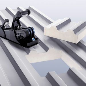 Trumpf bietet jetzt für exakte Schneidarbeiten an Sandwich-Paneelen den Panel Cutter Trutool TPC 165 vor. Mit dem handgeführten Gerät gelingen Innenausschnitte und Ausklinkungen.