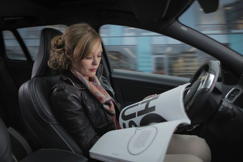 Autonomes Fahren: Die Selbstfahrtechnik, die in einem VOLVO-Pilotprojekt eingesetzt wird, erlaubt es dem Fahrer, unter geeigneten Umständen das Fahren dem Auto zu überlassen. (Volvo)