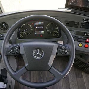 Die Busse sind mit diversen Assistenzsystemen ausgestattet, die Front und Seiten überwachen, die Aufmerksamkeit des Fahrers und Verkehrszeichen anzeigen.(Bild:  Daimler Truck)