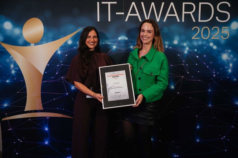 Janina Maier und Andrea Pfundmeier von Dropbox glänzen vor der Fotowand mit dem Silber-Award für hervorragendes „Cloud Content Management“. (Bild: Manuel Emme Fotografie)