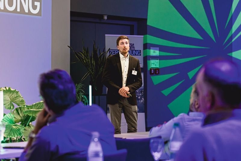 Adrian Wanielik vom Fraunhofer-IFAM, Institutsteil Dresden, über Leichtbau mit Schwung - gedämpft und präzise. (Bild: Stefan Bausewein)