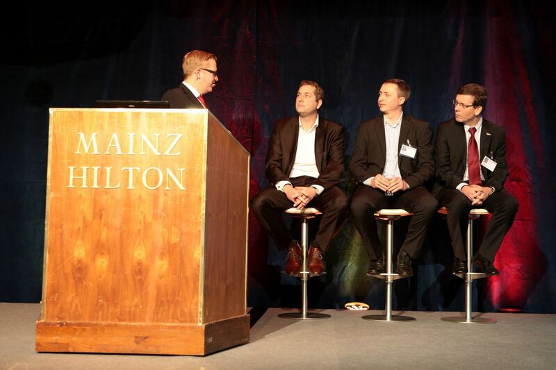 (von links) Holger Essling holte Daniel Dinter, Jonasz Lazar und Gerald Gruhl auf die Bühne, um mit ihnen über „Drei Wege zum erfolgreichen Termin“ zu diskutieren. (iTeam)