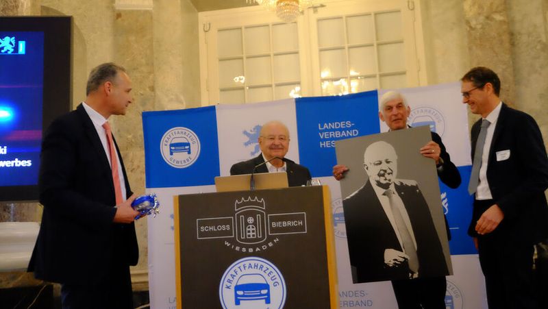 Ein Bild auf Metall zum Abschied vom Landesverband Hessen: (v. l.) Roger Seidl (LV Hessen), Jürgen Karpinski, Michael Kraft (Präsident LV Hessen), Joachim Kuhn (GF LV Hessen)  (Bild: Zietz – VCG)