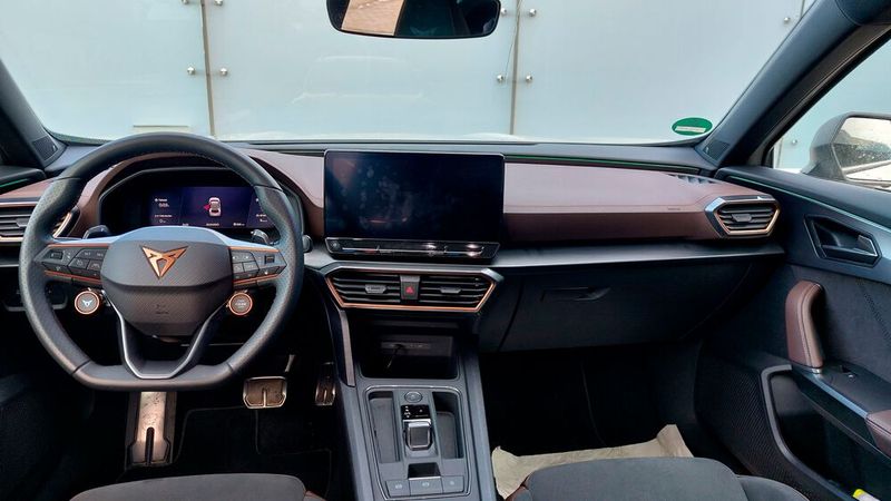 5. Der Innenraum: Hier kann man nur sagen: Chapeau. Die Material- und Farbkombination ist stimmig, das  braun- und anthrazitfarbene Interieur mit kupferfarbenen Akzenten wirkt elegant und sportlich zugleich. Die verwendeten Materialien sind hochwertig, die Verarbeitung ist top. Die Interieur-Designer haben bis aufs kleinste Detail geachtet, beispielsweise die kupferfarbenen Nähte. Das Cockpit ist fahrerorientiert und aufgeräumt. Richtig zur Geltung kommt der Innenraum nachts dank einer beeindruckenden Ambientebeleuchtung. (Bild: Rosenow – »kfz-betrieb«)