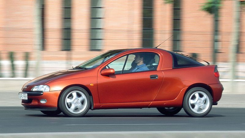 Den Tigra bot Opel von September 1994 bis Juli 2001 an. Das 2+2-sitzige Sportcoupé wurde im spanischen Saragossa produziert, technische Basis war der Corsa B. Auch die beiden zur Verfügung stehenden Motoren stammen aus dem Corsa – Ecotec-Benzinmotoren mit 1,4 und 1,6 Litern Hubraum, die 66 (90 PS) bzw. 78 kW (101 PS) leisteten. Opel verkaufte den Tigra insgesamt 256.392 Mal, in Deutschland 59.462 Mal. (Bild: Hersteller)