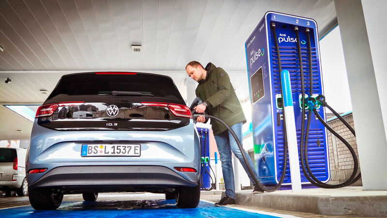 Der Bund will Verbrauchern mit dem „Deutschlandnetz“ auch auf Langstrecken mit Elektroautos die Reichweitenangst nehmen.