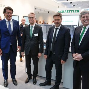 Bei Schaeffler informierte sich der Bundesminister über Windkraft und Wasserstoff.(Bild:  Schaeffler)