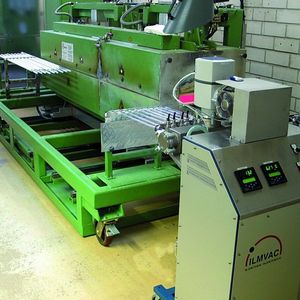 Bild 2: Der Hochvakuumpumpstand DHV 900/2-UHL verfügt über ein verbessertes Saugvermögen der Hochvakuumpumpe. Der Bedienkomfort wurde durch eine elektropneumatische Betätigung des Hochvakuum- und des Vorvakuumventils verbessert.