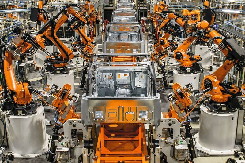 Kuka will in Zukunft auf intelligente Robotik setzen. (Bild:  Kuka / IFR)