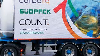 Ein LKW transportiert erstmals Öl, das durch chemisches Recycling von Materialien von Südpack hergestellt wurde, ab. (Südpack)