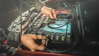 Mithilfe klassischer OBD-Diagnose, der/den Aussage(n) des Kunden sowie Oszilloskop-Messergebnissen möchte das Forschungsprojekt „Autowerkstatt 4.0“ freien Werkstätten eine bessere Fehlersuche ermöglichen. (Bild: © Aboltin - stock.adobe.com)