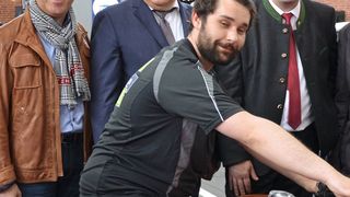 Voller Einsatz beim Kfz-Gewerbe Bayern: (v.li. stehend) Rudolf Angerer (stellv. Landesinnungsmeister), Albert Vetterl (Präsident) und Staatssekretär Roland Weigert. (Kfz-Gewerbe Bayern)