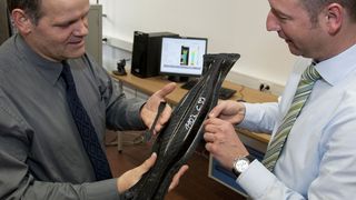 Tepex von Lanxess ist ein mit Endlosfasern verstärkter, plattenförmiger Verbundwerkstoff für den Automobilbau oder den IT-Bereich. Als Matrix dient meist Polyamid. (Bild: Lanxess)