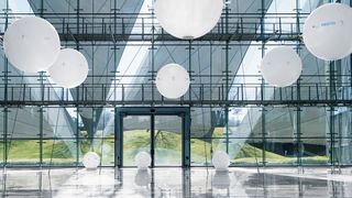 Mit den E-Motion-Spheres zeigt Festo, wie mehrere Objekte dank vielfältiger Vernetzung kollisionsfrei im dreidimensionalen Raum koordiniert werden. (Bild: Festo)