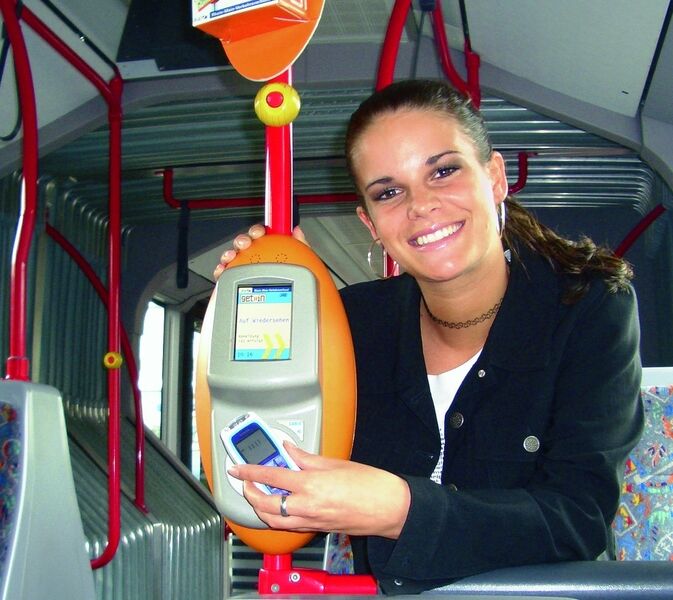 Kommerzieller Einsatz: In den Bussen der Stadt Hanau können Fahrgäste ihr Ticket mit einem NFC-fähigen Handy bezahlen (Archiv: Vogel Business Media)