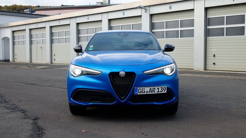 Markant und markentypisch ist das Gesicht des Allrad-Alfas. (Bild: Schreiner – »kfz-betrieb«)