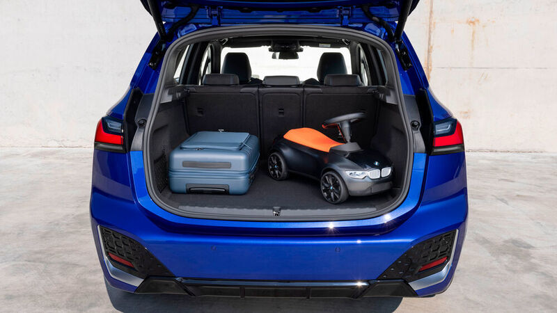 Im Kofferraum kommen zwischen 406 und 1.455 Liter Gepäck unter.   (BMW)