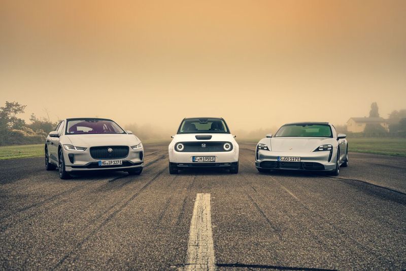 Schon in den Vorjahren konnten sich Elektroautos gegen konventionell angetriebene Konkurrenz durchsetzen: Jaguar I-Pace GCOTY 2019 (li.) und Porsche Taycan GCOTY 2020 (re.). (GCOTY)